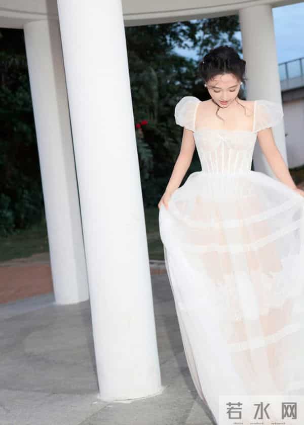 吴倩一组海边写真大片 穿白色蕾丝透视裙好清纯