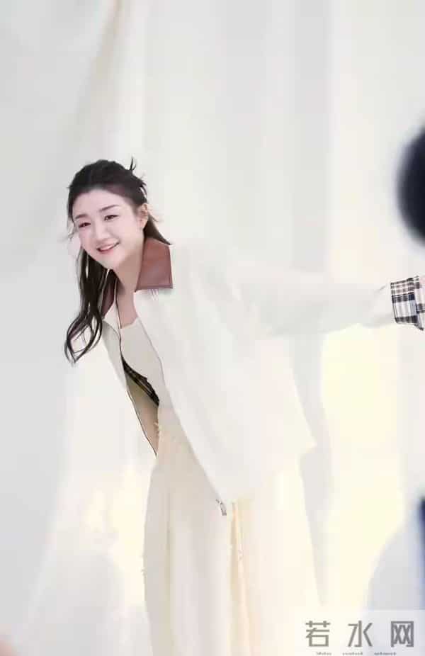 陈梦最新广告拍摄花絮，半扎发造型美得似公主，笑靥如花灵动可爱