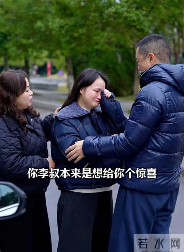 李亚鹏公开“第四个女儿”：17年前助养的汶川地震中遭截肢女孩，在其资助下考上电子科技大学，两人重逢后相拥而泣