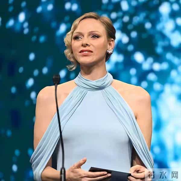 摩纳哥王妃长发造型惊艳，与国王反差同框，力压凯特登时尚榜首