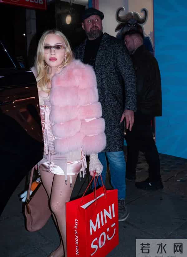 67岁麦当娜和女儿逛商场，状态看起来比女儿还好，像姐妹一样