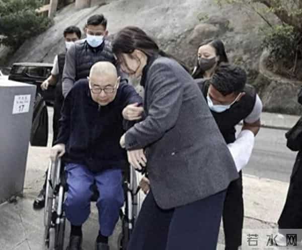 香港知名富商肾移植后身体欠佳，日常轮椅代步，有洁癖随身带毛巾