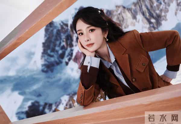 杨幂亮相小野和子,焦糖棕套装甜妹风格,光腿袜秀出优越美腿!