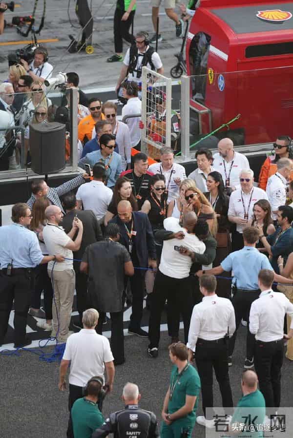 刘亦菲现身阿布扎比观看比赛,扎高马尾戴墨镜又飒又美气场好强大