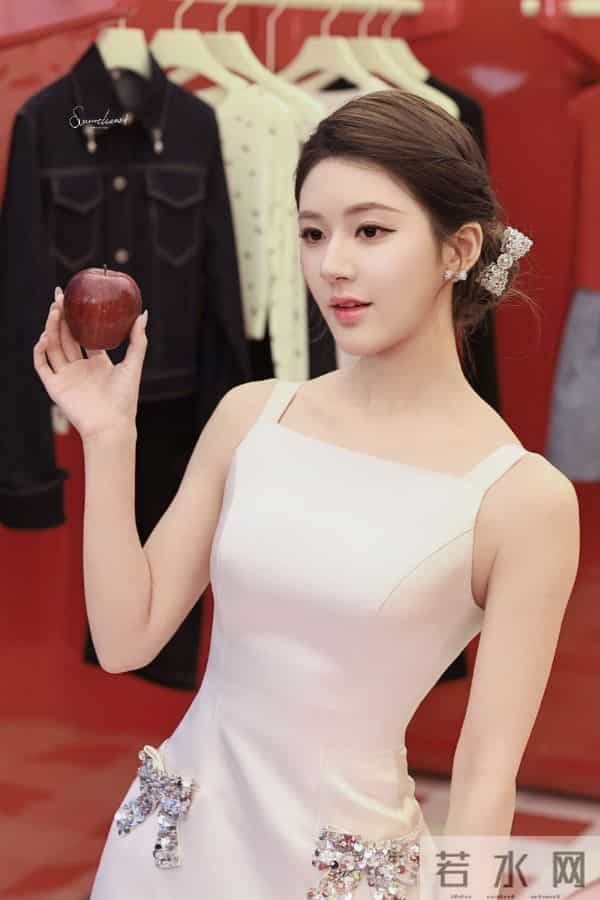 26岁赵露思回归！一身灰色皮草贵气逼人，网友：似熹贵妃回宫