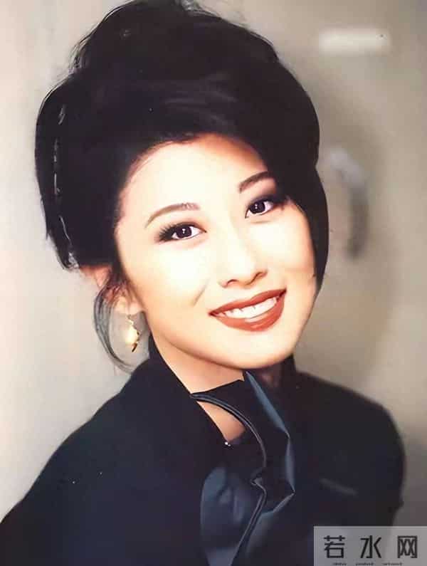 踹掉费翔，和林子祥结婚却分房睡的叶倩文，如今已走上了另一条路