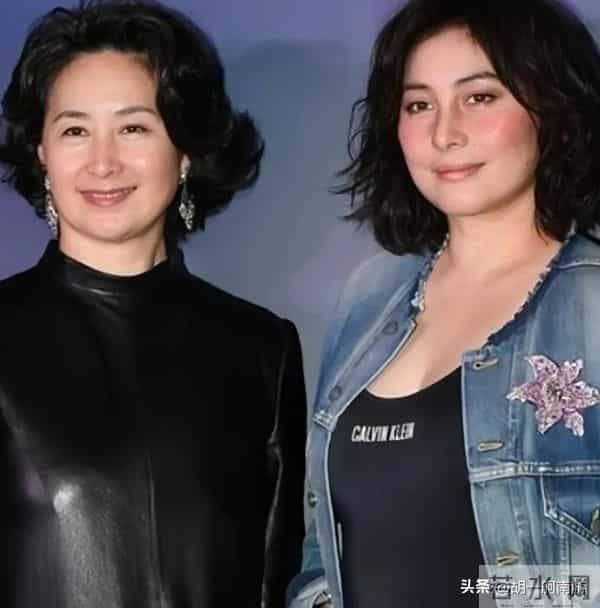 何超琼海口开幕偶遇,生图眼袋凸出显疲惫,灰毛衣小短裙超接地气