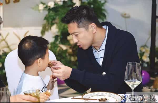 王雷四岁小儿子可爱像爸 大儿子肉嘟嘟像李小萌 一家四口共用一张脸