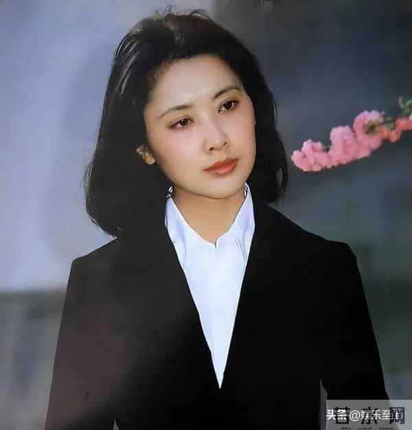 结婚两次未生子，“中国第一美女”的她，如今73岁愈发迷人了！