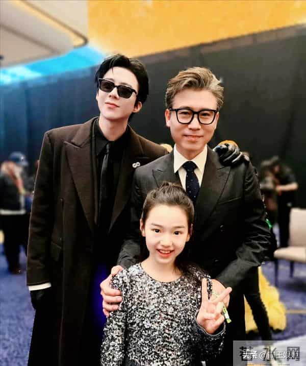 小酒窝晒17张明星合影,尖叫之夜成“团宠”,被赞内娱追星天花板