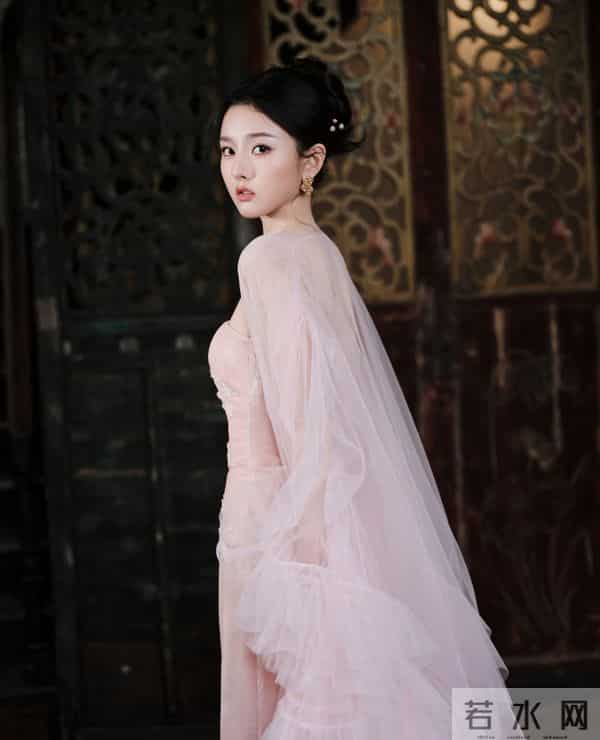 宋祖儿 薄纱抹胸裙