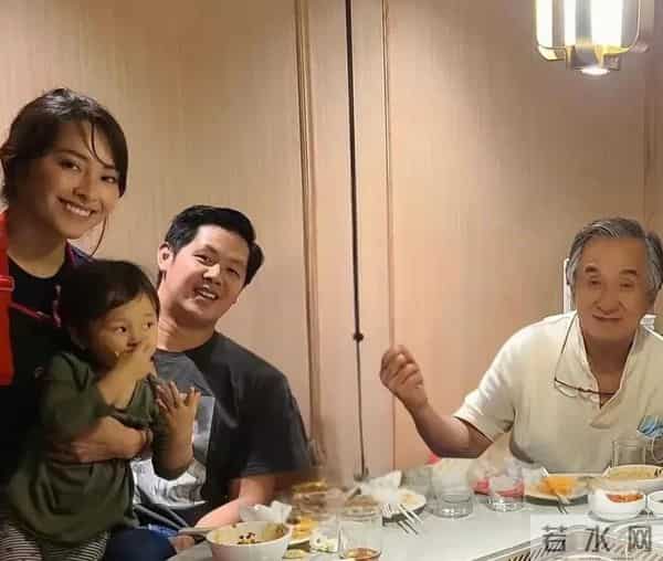 海底捞偶遇成龙吃火锅 ，人不是慢慢变老的，是突然变老