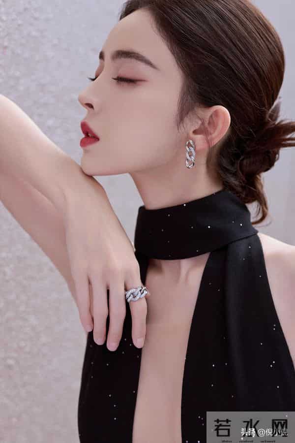 古力娜扎绝美造型，一袭露背黑裙，性感迷人