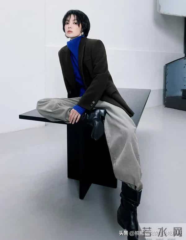 43岁宋慧乔剪了短发大变样！深灰西装+毛衣+尖头靴，高级又洋气