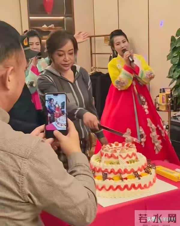 75岁刘晓庆在酒店包厢大摆生日宴，她打扮很朴素，黑眼圈很重