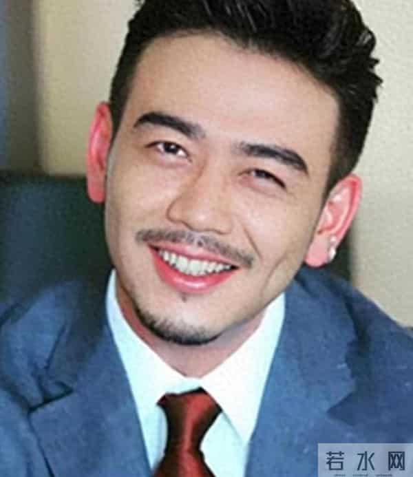 有娴熟的演技 还有俊朗的外表 杨烁有着与其年龄不符的淡然与稳重