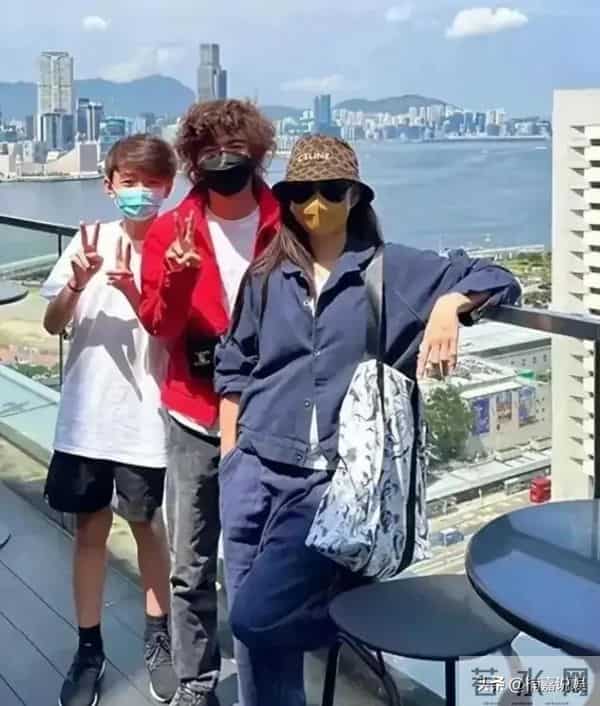 谢霆锋儿子Lucas现身马场，个子不高，肤色偏黑，侧颜像极了爸爸