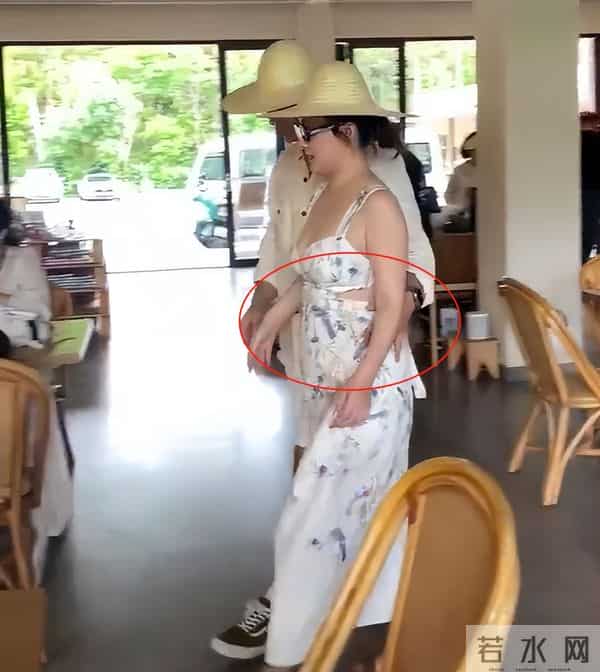 45岁霍思燕现身机场，貂皮配皮靴子老土显矮，杜江打扮的像个大爷