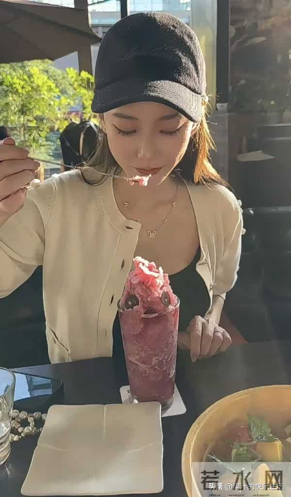 小菲回湾湾 带玥儿逛街吃松饼,玥儿小举动,透露她和筱梅真实关系