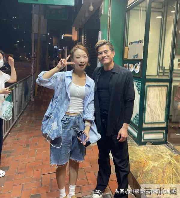 60岁郭富城在香港铜锣湾街边被偶遇，个子很矮，目测还不到1.7米