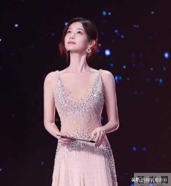 红毯秒变菜市场!穿秋裤摔跤,瘦成竹杆儿,还有人成“背锅侠”