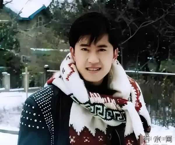 他8次上春晚，作死被捕入狱，如今56岁无人问津，沦落到四处走穴