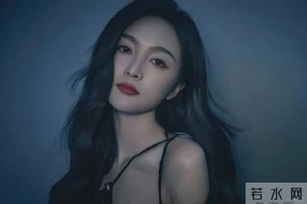 吴宣仪侧躺的姿态随性又优雅,光着脚丫子大长腿超性感