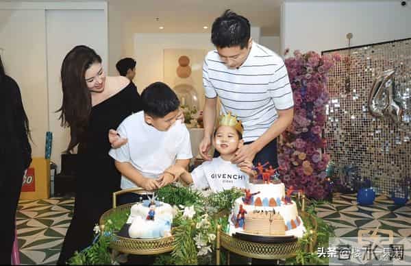 王雷四岁小儿子可爱像爸 大儿子肉嘟嘟像李小萌 一家四口共用一张脸