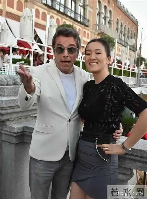 恩爱了6年,76岁的法国老公衰老萎缩,59岁的巩俐正绚烂如花