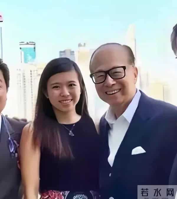 61岁李泽钜最新露面！头发花白比弟弟苍老太多，老婆和子女状态好