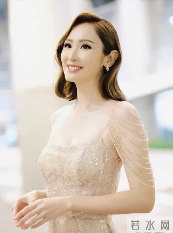 46岁陈贝儿陪父母旅游,母亲罕见露脸显亲和,爸爸是香港富豪儒商