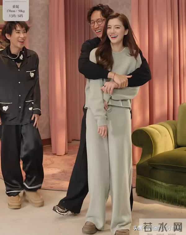 施伯雄凌晨探班吴千语，助阵她直播带货，两人直播间秀恩爱好甜蜜