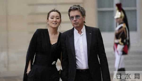 恩爱了6年,76岁的法国老公衰老萎缩,59岁的巩俐正绚烂如花