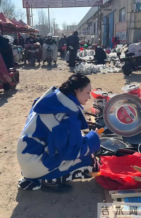 程莉莎赶山东大集，穿3万大衣买3元焦米棍解馋 像没见过世面城巴佬