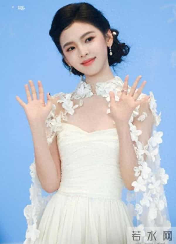 章若楠新造型美出圈:这张 “校花脸”,怎么越来越有 “贵气”