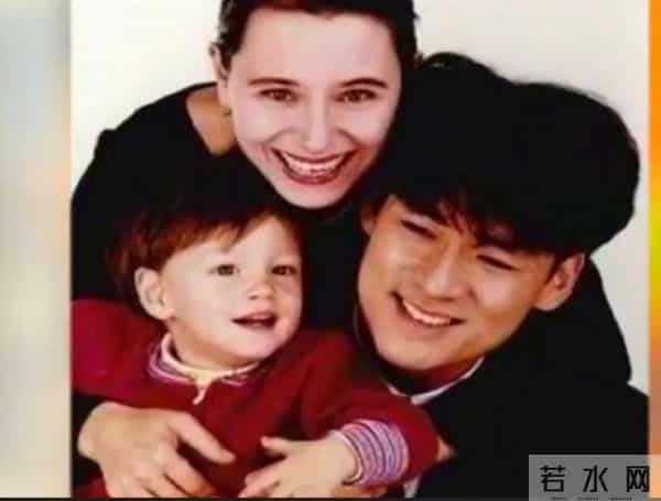 太情义！64岁周华健回汕头祭祖，捐1w现金，大合影家族基因好强大