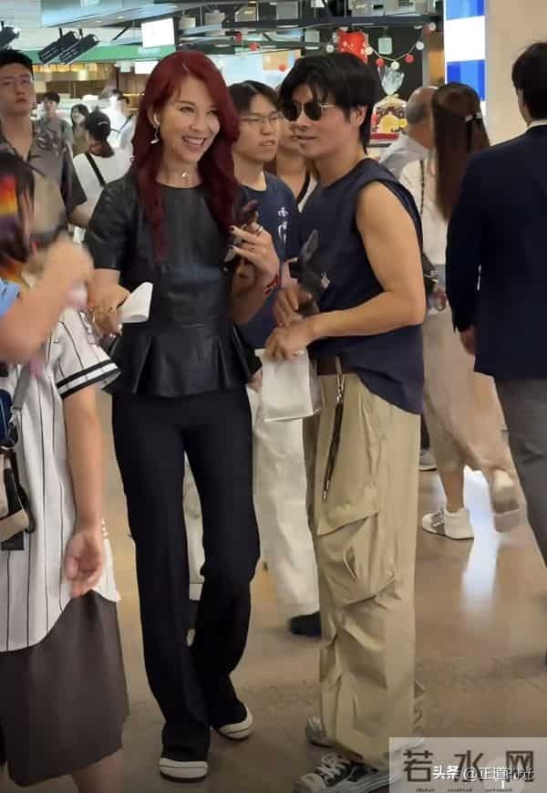 52岁蔡少芬排队买早饭 身高腿长 前凸后翘 难怪张晋对她生理性喜欢