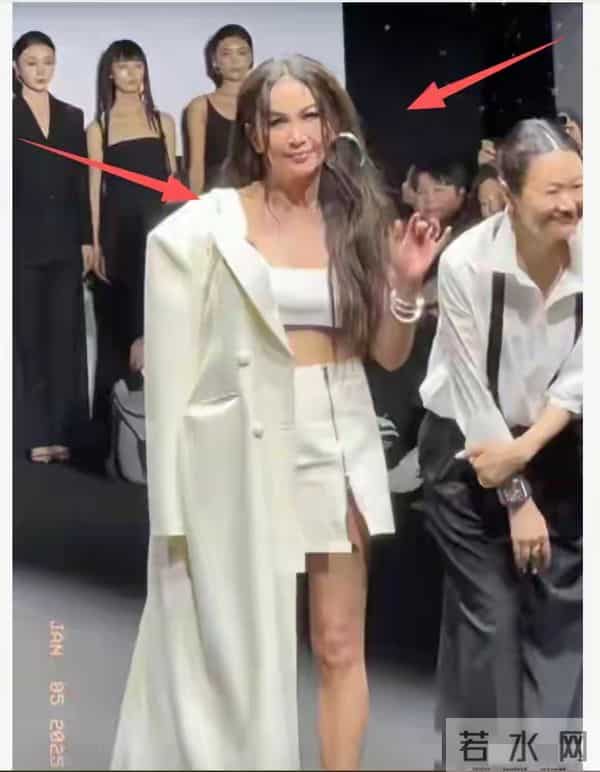 59岁温碧霞变样，满脸褶子鼻子尖，被嘲巫婆，一代美人成了老奶奶