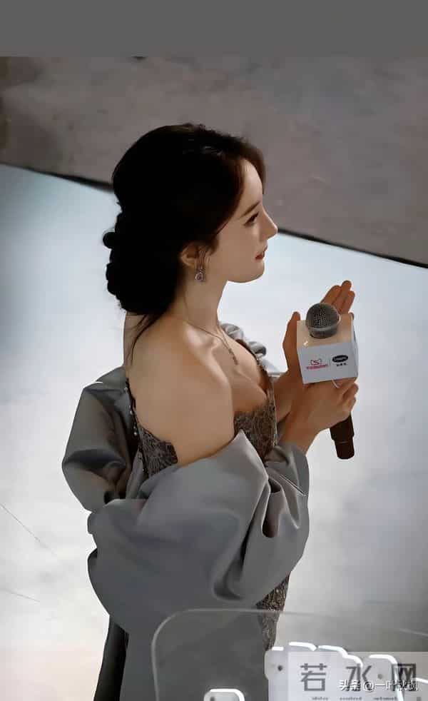 杨幂的横看成岭侧成峰