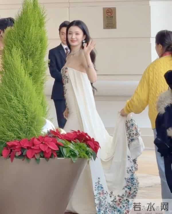 王楚然在澳门被偶遇，她身材高挑婀娜多姿，皮肤白皙，真的好美啊