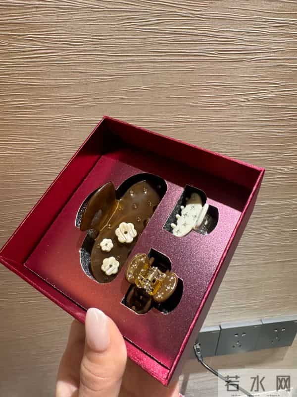 吴千语抄袭风波升级,直播销售额破亿惹质疑,一件毛衣就卖2000