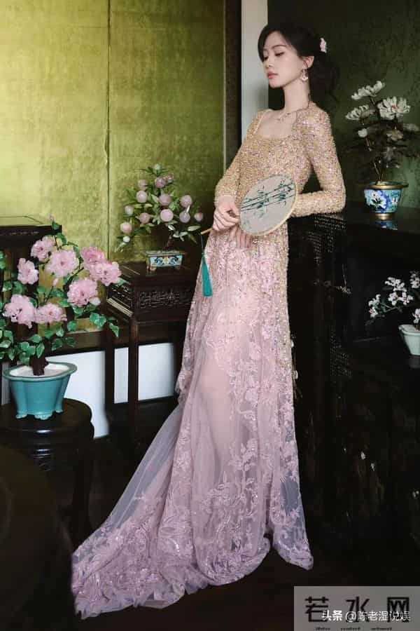 红毯秒变菜市场!穿秋裤摔跤,瘦成竹杆儿,还有人成“背锅侠”