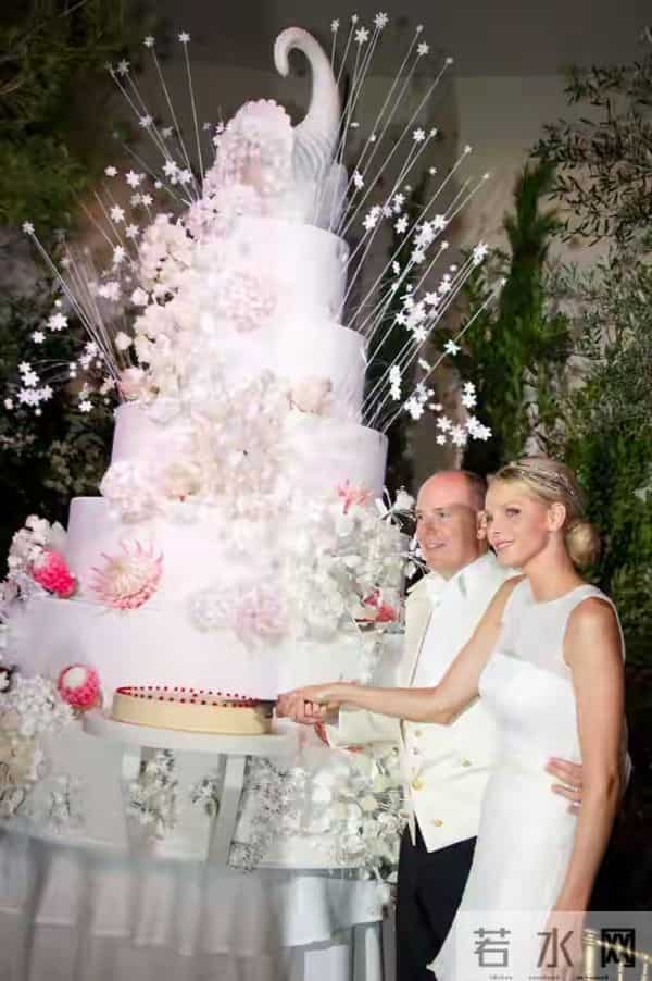 摩纳哥王妃长发造型惊艳，与国王反差同框，力压凯特登时尚榜首