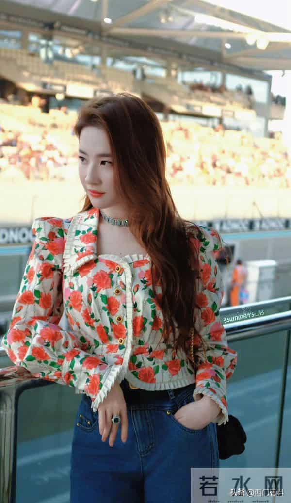 刘亦菲阿布扎比观赛F1,短裙墨镜搭配高马尾,又美又飒好迷人!