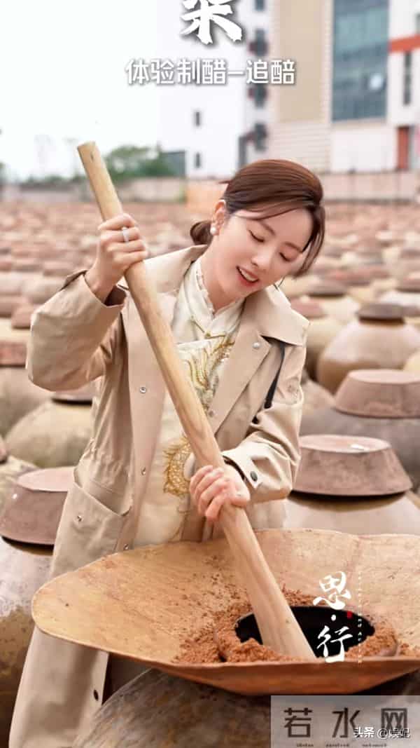 39岁李思思晒游玩穿搭：刺绣背心+半身裙，优雅从容，嫩得像28岁