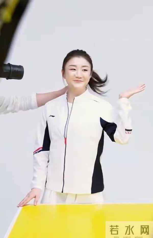 陈梦最新广告拍摄花絮，半扎发造型美得似公主，笑靥如花灵动可爱