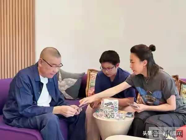 74岁刘銮雄罕露面！步履蹒跚有洁癖，年老后变慈祥，对甘比很依赖