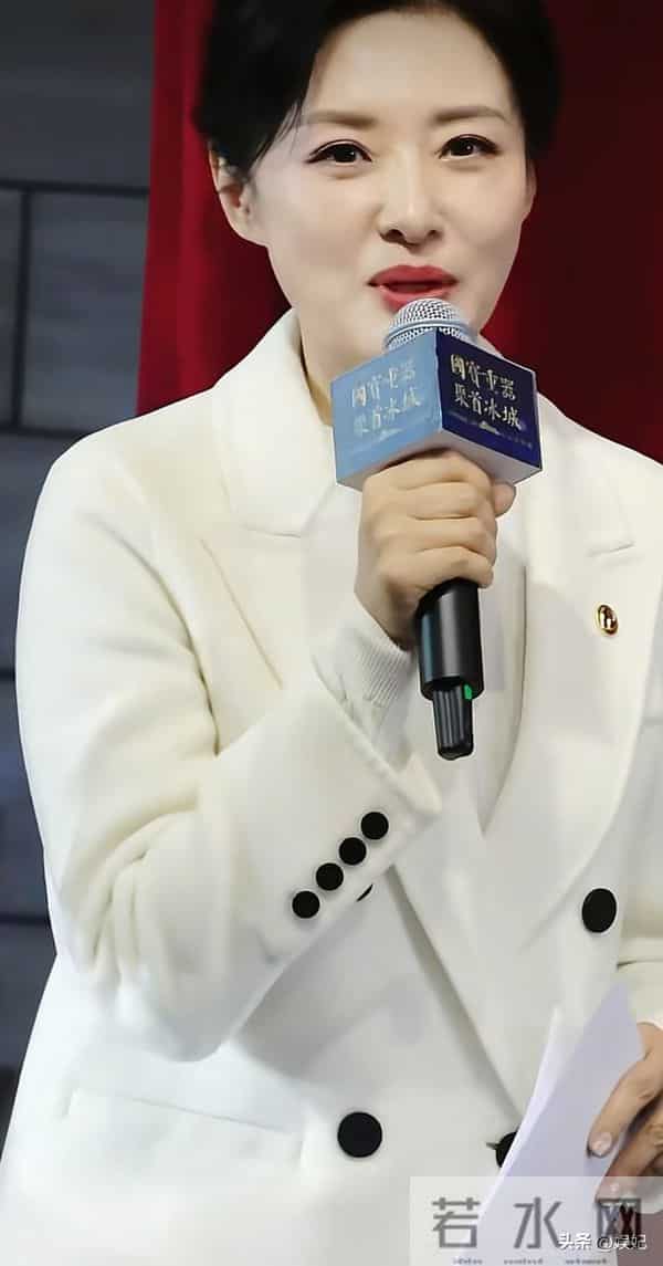 57岁周涛现身哈尔滨:白西装+阔腿裤,端庄大气,状态好得像35岁