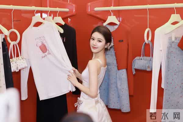 26岁赵露思回归！一身灰色皮草贵气逼人，网友：似熹贵妃回宫