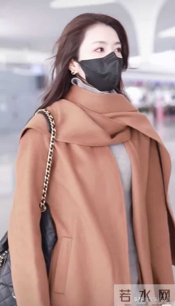 李云霄杭州机场被偶遇,穿棕色翻领长款大衣,好温柔气质美到犯规